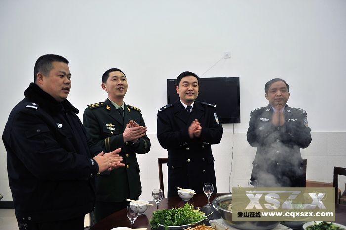 大年三十县公安局领导看望慰问消防官兵.JPG