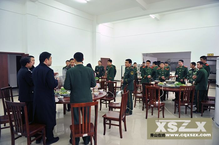 大年三十县公安局领导祝消防大队官兵节日愉快.jpg