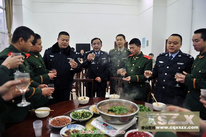 局领导向消防战士敬酒.JPG