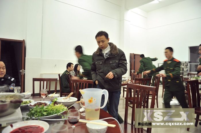 闻警迅速出动的战士1.JPG