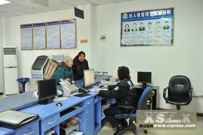 4十点二十分窗口单位正在接待前来办事的群众.jpg