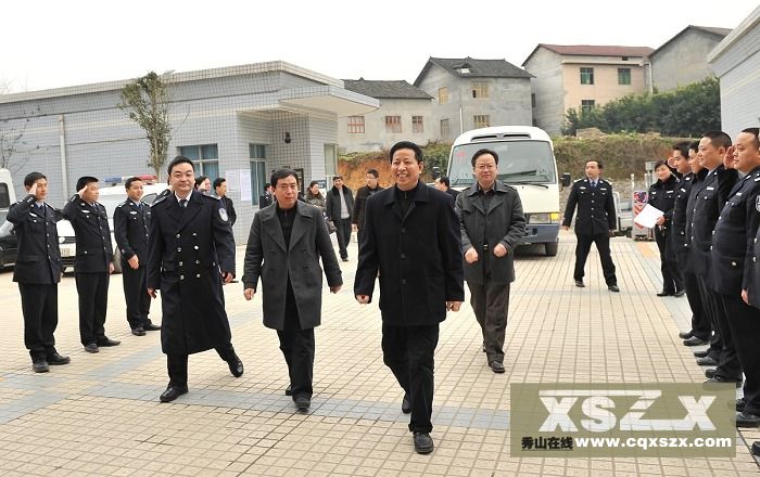5上午十点半县四大家领导前来看望慰问公安民警.jpg