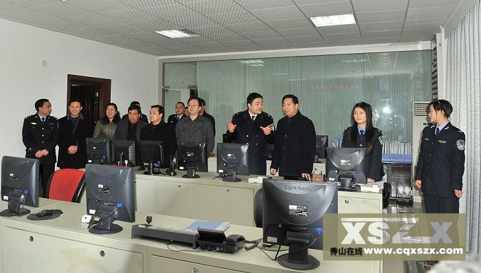 6县四大家领导视察县公安局指挥中心.jpg